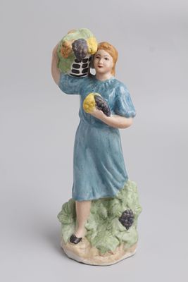 Статуэтка "Сборщица винограда". СССР, артель "Керамик", УССР, 1930-е годы. 
Бисквит. 
Высота 19 
