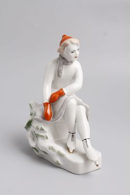 Статуэтка "Фигуристка". СССР, Рига, 1960-1970-е годы. 
Фарфор. 
Высота 14,5 см. 
Состояние отличное.