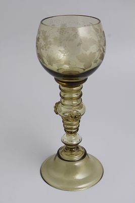 Бокал Рёмер "Виноградная лоза". Европа, середина 20 века. 
Стекло. 
Высота 18,5 см.