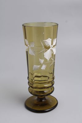 Бокал на низкой ножке. Европа, 1-я половина 20 века. 
Стекло, эмалевая краска. 
Высота 17,7 см.