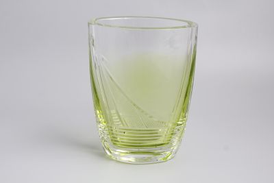 Ваза "Спутник". СССР, завод "Красный Гигант", 1950-1960-е годы. 
Цветное стекло. 
Высота 15 см. 