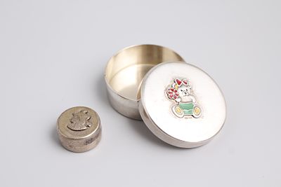 Две таблеточницы. Египет, Россия, 21 век. 
Белый металл, без пробы, 925 пр., эмаль. 
Вес: 10 гр 