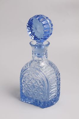 Штоф для крепких напитков с рифлёным туловом и массивной пробкой. СССР, 1960-1970-е годы. 