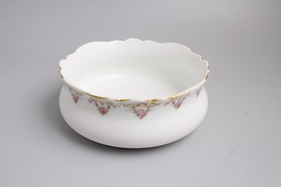 Салатник. Россия, Бр. Корниловы, 1860-е годы. 
Фарфор, живопись. 
Высота 6,5 см., диаметр 16 