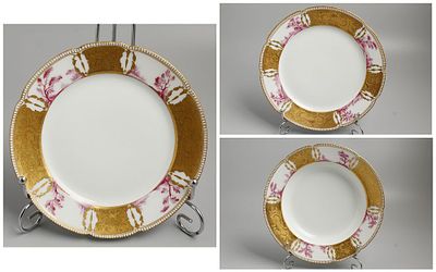 [Предметы музейного уровня] Тарелки из сервиза Большого Царскосельского дворца. &laquo;Пурпуровый сервиз&raquo;.