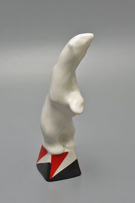Статуэтка &laquo;Белый цирковой медведь на тумбе&raquo;. ЛЗФИ, 1950-60 годы, 
фарфор, полихромная роспись. 