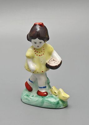 Статуэтка &laquo;Девочка, кормящая цыплят&raquo; (Птичница). Бронницкий фарфоровый завод, 1950-е годы 