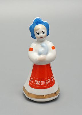 Статуэтка &laquo;Катюша фестивальная&raquo;. Дулевский фарфоровый завод, 1985 год, 
фарфор, надглазурная 
