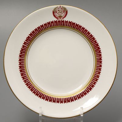 Тарелка пирожковая из Кремлевского сервиза. ЛФЗ, 1950-60 годы, 
фарфор, позолота. 
В отличном 