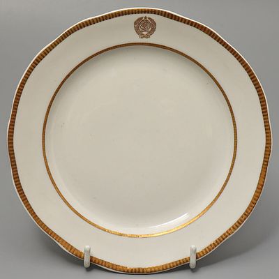 Тарелка пирожковая из Кремлевского сервиза. Дулево, 1950-е годы, 
фарфор, позолота. 
В отличном 