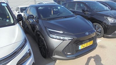 טויוטה C-HR מודל 2024. 43,571 ק"מ, יד ראשונה. תיבת הילוכים: אוטומטי
צבע: אפור, מנוע: בנזין, נפח 