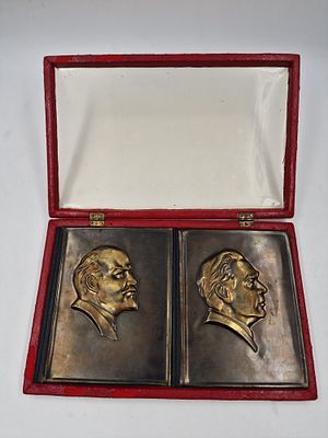 [Из собрания министра обороны СССР А.А. Гречко]. Две книги &laquo;Слово о коммунизме&raquo; в подарочном 