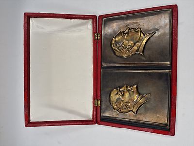 [Из собрания министра обороны СССР А.А. Гречко]. Две книги &laquo;Слово о коммунизме&raquo; в подарочном 