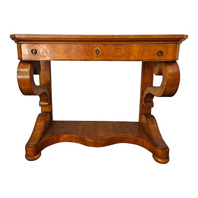 Consolle in legno. Elegante consolle retta da volute mosse poggianti su basamento mistilineo con 