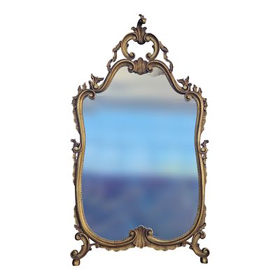 Specchiera con cornice in legno dorato. Venezia, 1930. Elegante specchiera veneziana con cornice 