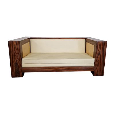 Divano in stile Art D&eacute;co. Divano a pozzetto in stile Art D&eacute;co, con struttura in noce, seduta e 