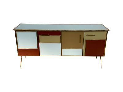 Credenza quattro ante in vetro multicolore. Credenza a quattro ante, dotata di due ripiani 