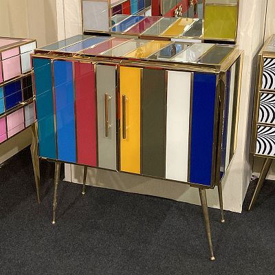 Mobile due ante con vetri colorati. Mobile con due ante, struttura in legno rivestita con vetri 