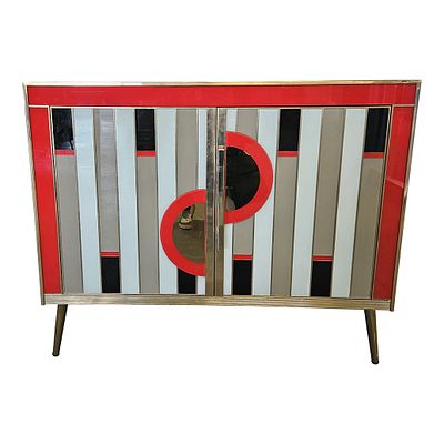 Credenza in vetro rosso. Credenza con due ante, interamente realizzata a mano, con struttura in 