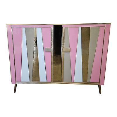 Credenza due ante in vetro colorato. Credenza con due ante, interamente realizzata a mano, con 