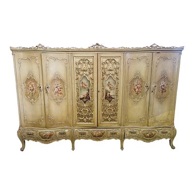 Armadio stile barocco. Armadio in stile barocco veneziano sagomato con intaglio decorativo in 