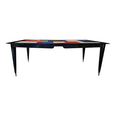 Tavolo in legno e vetro. Tavolo in legno laccato nero con piano in vetro colorato profilato in 
