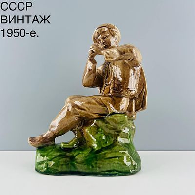 Винтажная статуэтка "Гуцул с дудочкой". Керамика Гжель? СССР, 1950-е. На винтажном товаре могут 