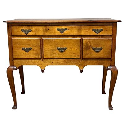 Early American Queen Anne Lowboy. Georgian style New England lowboy or dressing table. measures 