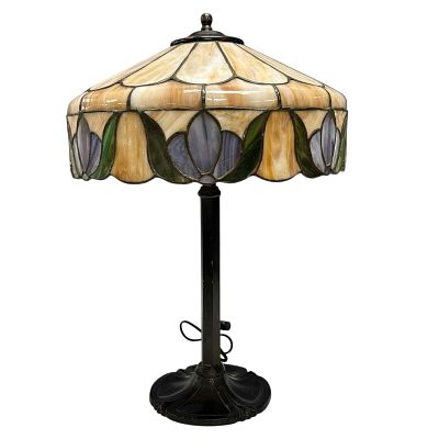 Arts and Crafts Floral Slag Glass Table Lamp. A fine mid sized Arts and Crafts slag glass shade 