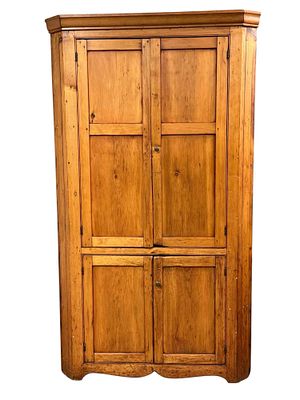 Circa 1825-1830 American Primitive Pine Corner Cupboard. Great early American pine corner 