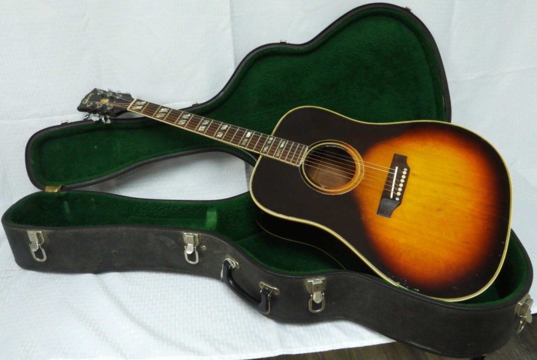Vintage Auctions Online | November 20, 2025 Legends in Tune Guitar Auction