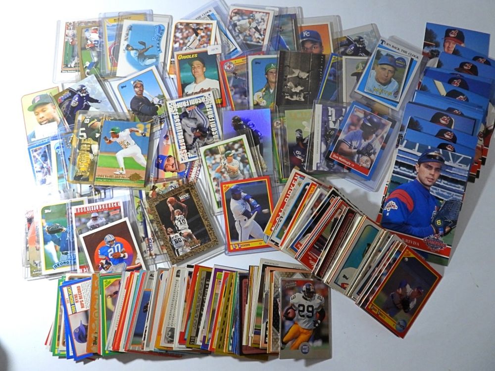 (200+) SPORTS CARDS MIXED 1980s / 90s. UNSEARCHED LOT