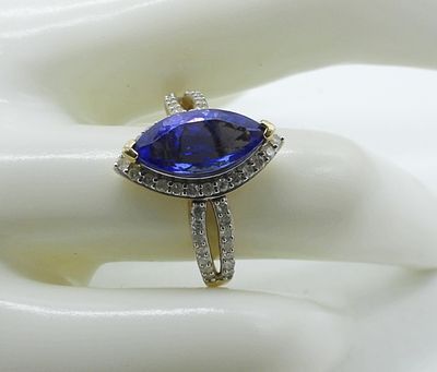 10KYG TANZANITE DIAMOND RING. 10K YELLOW GOLD RING, SIZE 7. LARGE TANZANITE CENTER STONE (NOT 