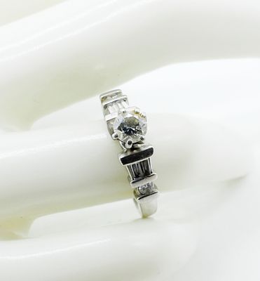PLATINUM DIAMOND ENGAGEMENT RING. PLATINUM & DIAMOND (TESTED) ENGAGEMENT RING, SIZE 6 3/4. PRONG 