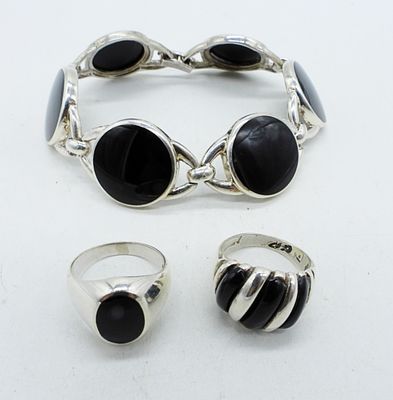 STERLING BLACK ONYX SET. STERLING BLACK ONYX BRACELET 7" & TWO RINGS, SIZE 7. (25 DWT)