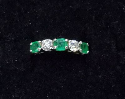 18KWG DIAMOND & EMERALD RING. GORGEOUS! 18K WHITE GOLD, JUST UNDER 1CT OF DIAMONDS (TESTED). 3 