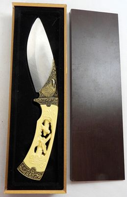 CARVED EAGLE KNIFE NOVELTY. VG CARVED EAGAL COLLECTORS EDITION KNIFE WITH ETCHED BLADE IN BOX