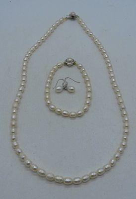 Faux Pearl Matching Set. beautiful 22" long necklace, 8" bracelet, and matching earrings, faux pearls
