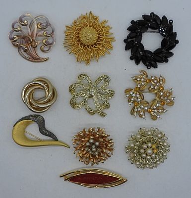 10 Large Brooches. mostly gold tone, different styles