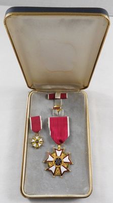 Legion Of Merit Medal & Mini Medal In Case. United States Legion of Merit medal, ribbon, pin 