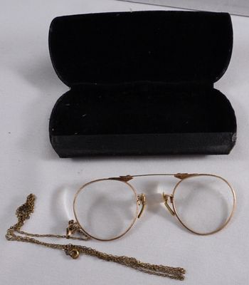 Gold-Tone Wire Nez Nose Pinch Style Glasses. This pair does come with a case.