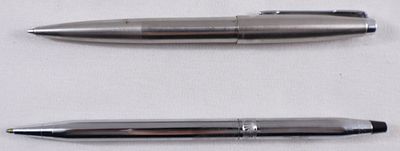 (2) Ballpoint Pens Parker & Cross. This pair does come with a case.