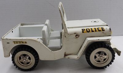 Vintage Tonka White Police Jeep. Good condition, some rust on the wheel bars, some paint scraped 