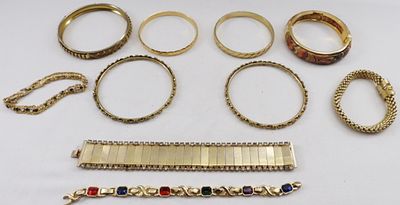Mixed Lot of (10) Gold Toned Bracelets. Beautiful bangles