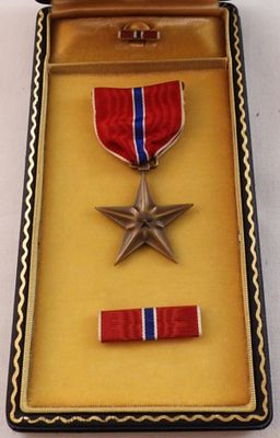 Complete WW2 US Army Bronze Star Medal. Cased & Complete WW2 US Army Slot Brooch Bronze Star 