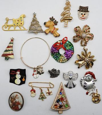 Holiday Lot. (1) Bracelet, (17) Brooches