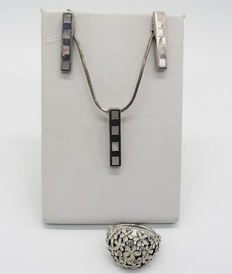 Mother of Pearl 925 Matching Set. Mother of Pearl sterling necklace, 20" long. Matching pierced 