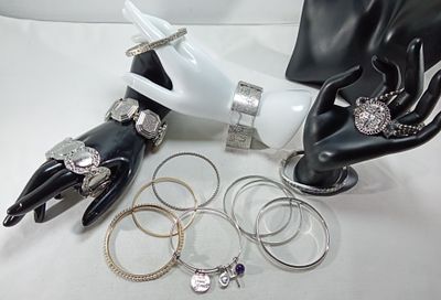 Mixed Tone Jewelry Lot, 13 Pieces. Collection combining silver-tone and gold-tone pieces 