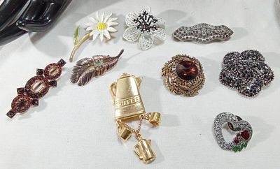 Vintage Costume Brooch Lot, 9 Pieces Mixed Metal. Collection includes gold-tone and silver-tone 