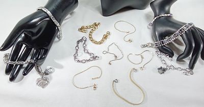 Mixed Jewelry Lot, 12 Pieces Mixed Costume. Mixed lot of costume jewelry featuring both 